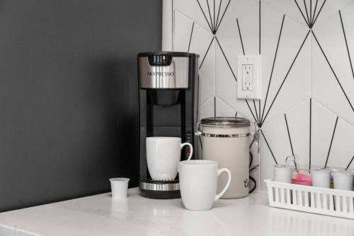 Modern City Luxury Home with Ample Parking in Charming Philly! Modern City Luxury Home with Ample Parking in Charming Philly!