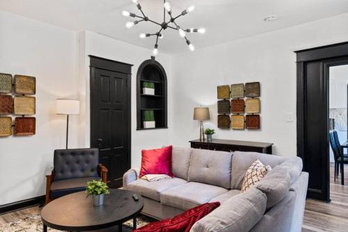 Modern City Luxury Home with Ample Parking in Charming Philly! Modern City Luxury Home with Ample Parking in Charming Philly!