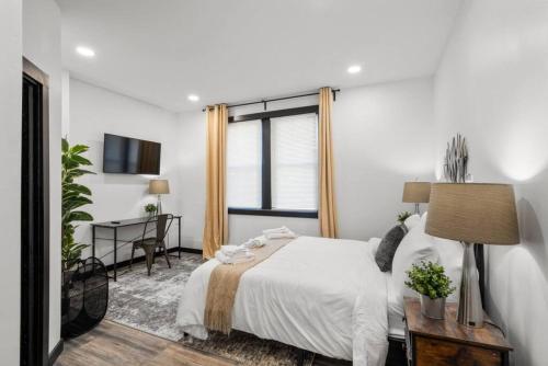 Modern City Luxury Home with Ample Parking in Charming Philly! Modern City Luxury Home with Ample Parking in Charming Philly!