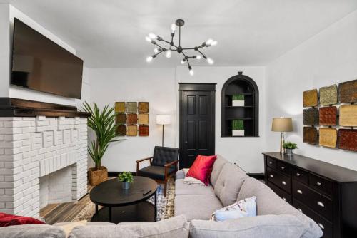 Modern City Luxury Home with Ample Parking in Charming Philly! Modern City Luxury Home with Ample Parking in Charming Philly!