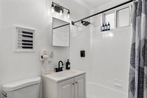 Modern City Luxury Home with Ample Parking in Charming Philly! Modern City Luxury Home with Ample Parking in Charming Philly!