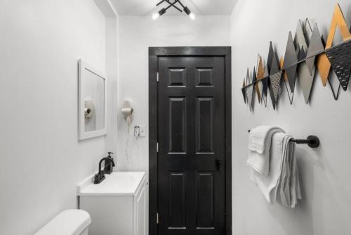 Modern City Luxury Home with Ample Parking in Charming Philly! Modern City Luxury Home with Ample Parking in Charming Philly!