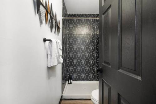 Modern City Luxury Home with Ample Parking in Charming Philly! Modern City Luxury Home with Ample Parking in Charming Philly!