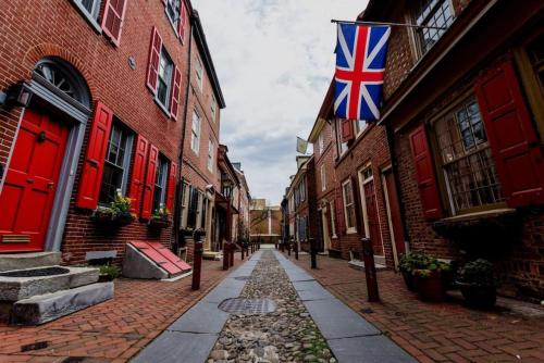 Modern City Luxury Home with Ample Parking in Charming Philly! Modern City Luxury Home with Ample Parking in Charming Philly!