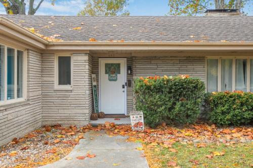 Graduation 2025! Great for Gatherings, King Beds, Firepit, Pet Friendly with Huge Fenced Yard Graduation 2025! Great for Gatherings, King Beds, Firepit, Pet Friendly with Huge Fenced Yard