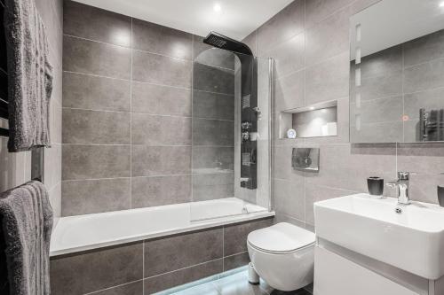 STUNNING Town Centre Apartment -FREE on site parking!
