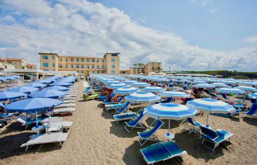 ISA-Double room in hotel with swimming pool in Marina di Cecina, just 10 meters from the sea in Cecina