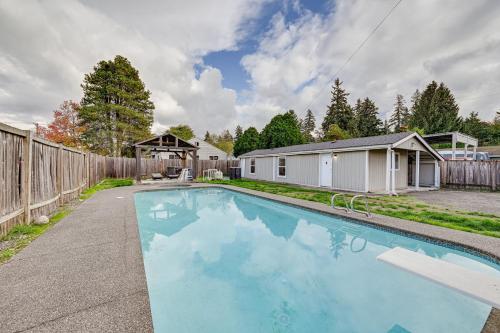 Cozy Tacoma Getaway with Grill and Hot Tub!