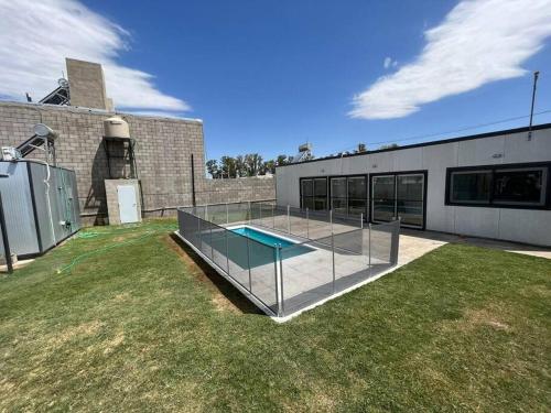 Casa sustentable con asador, jardín y piscina.