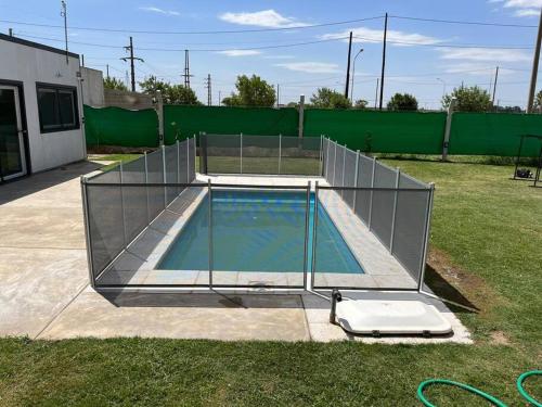 Casa sustentable con asador, jardín y piscina.