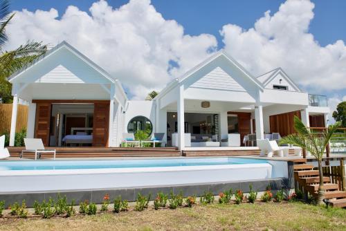 Swimming pool, THE VIEW - Magnifique Villa face a la Mer in Mare Gaillard