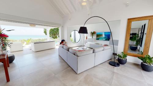 Shared lounge/TV area, THE VIEW - Magnifique Villa face a la Mer in Mare Gaillard