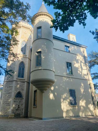 Rare et Charmant Château en ville dans son cadre verdoyant et piscine