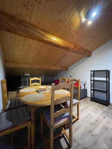 Appartement Chalet Petzu - 6 Pers - Parking - Ski au pied in Le Bettaix