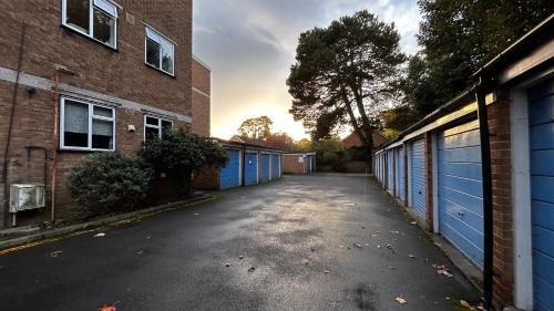Exterior view, Cozy 2 Bedroom Apartment close to Town Centre in Woking