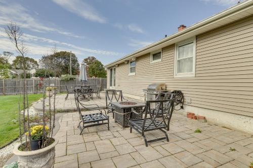 Charming West Haven Home - Walk to Beach! in West Haven, USA