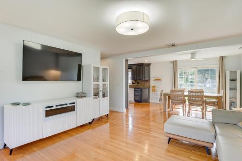 Charming West Haven Home - Walk to Beach! in West Haven, USA