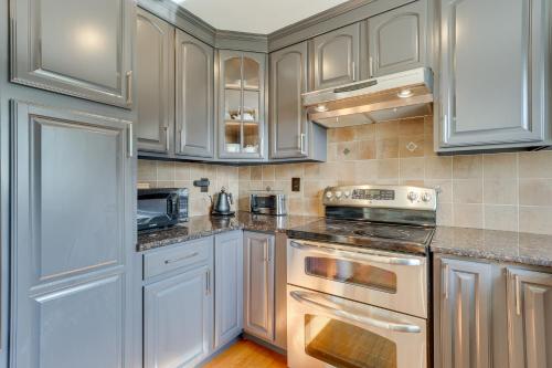 Charming West Haven Home - Walk to Beach! in West Haven, USA