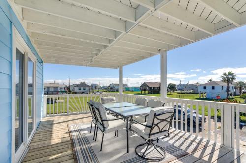 Walk to Beach Family-Friendly Galveston Home!