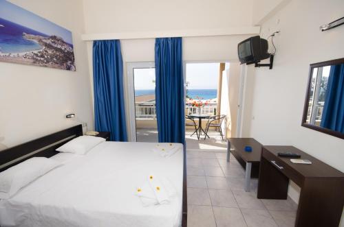 Double or Twin Room image 5