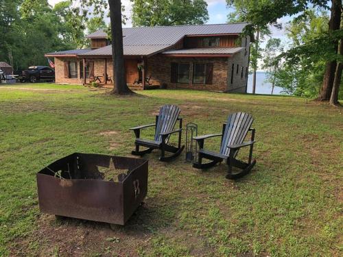 Waterfront Hide-a-way Lodge on Big Sam! in Zavalla, Vereinigte Staaten von Amerika