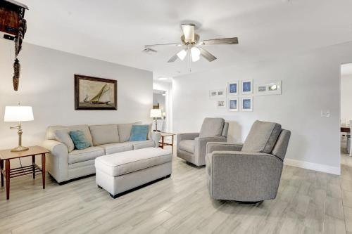 Bungalow Close To Naples Beaches - Naples, FL