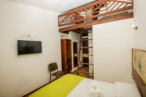 1 double bed, 2 twin beds