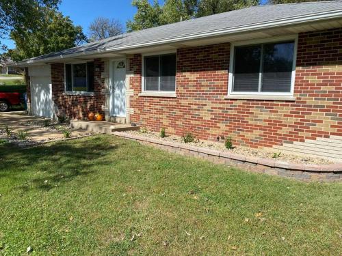 Cheerful 4 bd resident home with hot tub. in Concord, USA