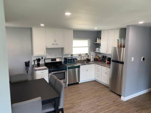 Cheerful 4 bd resident home with hot tub. in Concord, USA