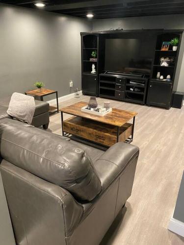 Cheerful 4 bd resident home with hot tub. in Concord, USA