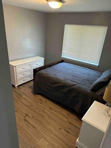 Cheerful 4 bd resident home with hot tub. in Concord, USA