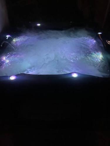 Cheerful 4 bd resident home with hot tub. in Concord, USA