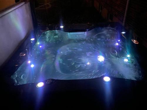 Cheerful 4 bd resident home with hot tub. in Concord, USA