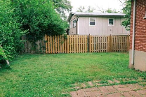 Two blocks front Grants Farm! Pets allowed fenced. in Sappington, USA