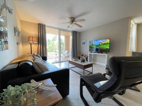 Deluxe Yacht Club Condo Near the Beach in Miami, USA
