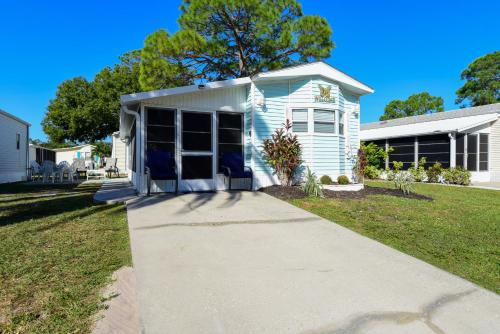 Sunlit Sarasota Cottage with Screened Porch!