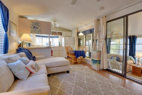 Sunlit Sarasota Cottage with Screened Porch!