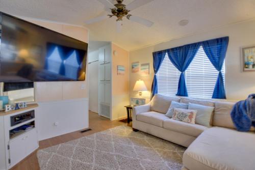 Sunlit Sarasota Cottage with Screened Porch!