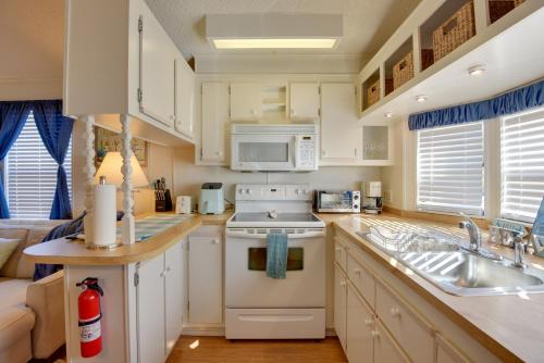 Sunlit Sarasota Cottage with Screened Porch!