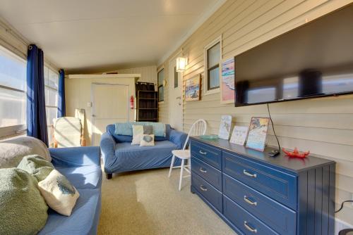 Sunlit Sarasota Cottage with Screened Porch!