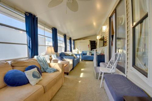 Sunlit Sarasota Cottage with Screened Porch!