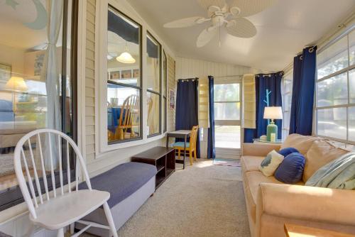 Sunlit Sarasota Cottage with Screened Porch!