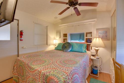 Sunlit Sarasota Cottage with Screened Porch!