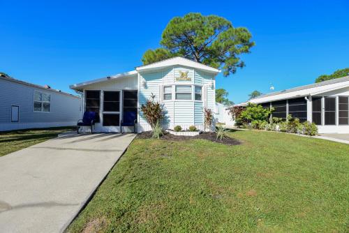 Sunlit Sarasota Cottage with Screened Porch!