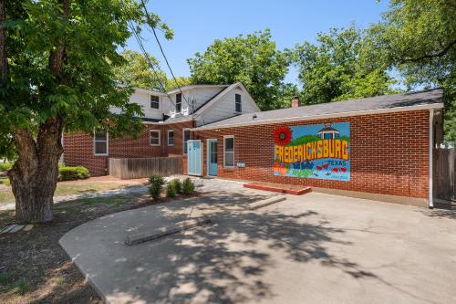 Heart Haus-Hot Tub-5 Bks to Main in Fredericksburg, USA
