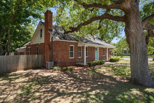 Heart Haus-Hot Tub-5 Bks to Main in Fredericksburg, USA