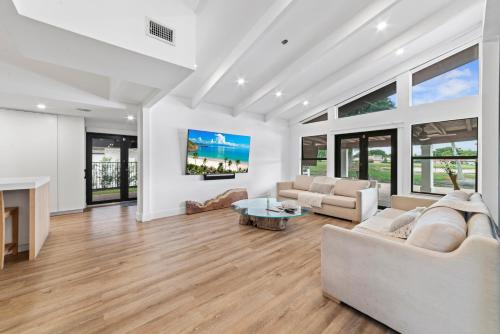 Общ салон/телевизионна зона, Lakeside Oasis Pool Sauna and Golf in Miami L40 in Country Club