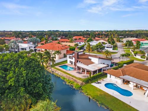 Фасада на хотела, Lakeside Oasis Pool Sauna and Golf in Miami L40 in Country Club