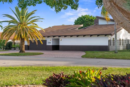 Фасада на хотела, Lakeside Oasis Pool Sauna and Golf in Miami L40 in Country Club