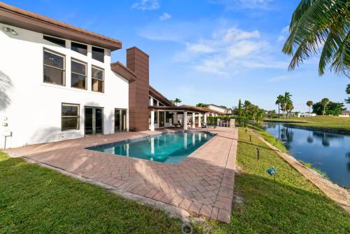 Garden, Lakeside Oasis Pool Sauna and Golf in Miami L40 in Country Club